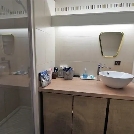 Studio Cabine 4 Personnes Proche Du Centre D'arcachon Avec Terrasse Exposee Sud Et Acces Direct Plage Appartement Arcachon